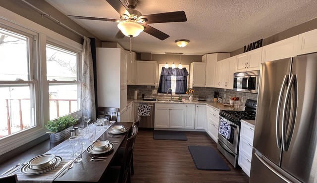 The Johnston House - Located in the heart of Johnston - Close to Saylorville