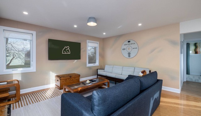The Jones House | 4 Person Hotel-Style
