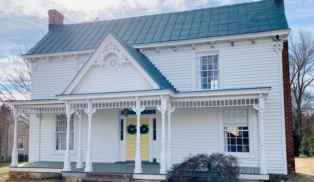 The Jones House: 5 min to VIR, historic 4-bedroom home