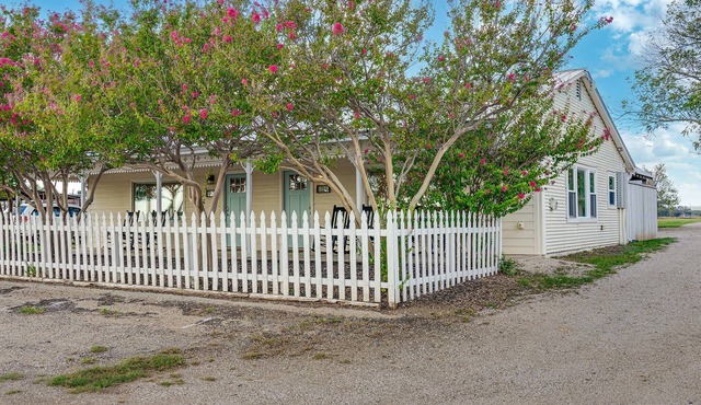 The Judy: Romantic Wine Trail Haven with Hot Tub