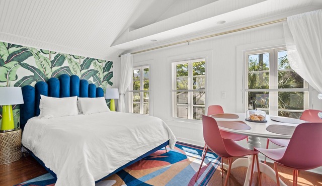 The Julia Place Carriage House-Walk downtown from old Florida glam!