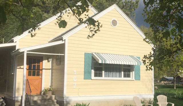 The Julia Vintage Cottage at Victorian Woods