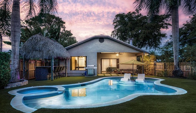 The Jungle House - Designer Pool Home w/Tanning Ledge + Tiki Cabana + Pool Table
