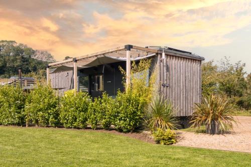 The Jungle - Unique Hot Tub Cabin in Millport
