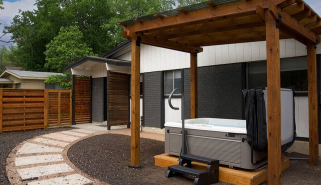 The Juniper - Renovated, Cozy North Loop Home w/Hot Tub