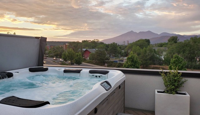 "The Juniper Roost"-Gathering Tree's 6 Boutique Suites w/banquet hall, hot tub.