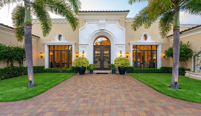 The Kahala Mansion: Luxury Home w/Pool, Golf Stimulator, AC & Beach Access