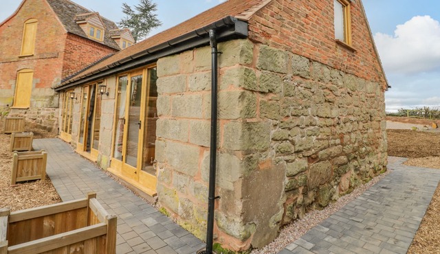 THE KEEPERS LODGE, romantic, character holiday cottage in Hartlebury