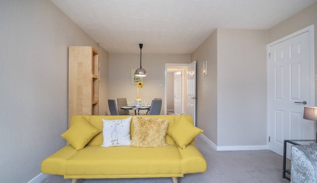 The Kelvin: Peaceful West End River View Property