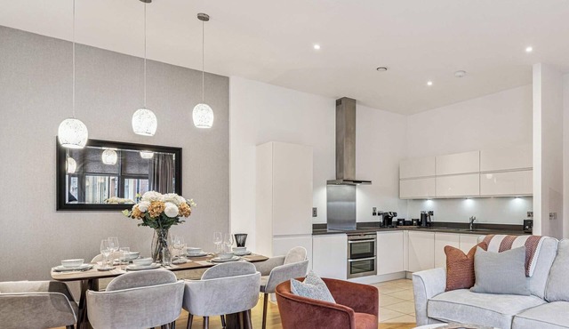 The Kensington Suite - 2Bed Apartment with Parking