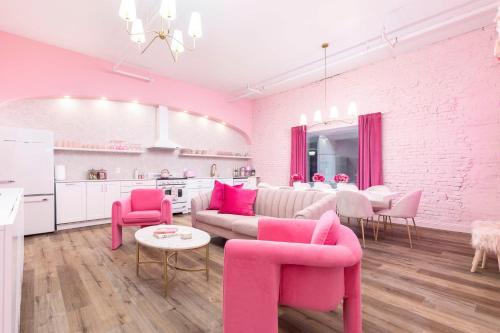 The Kentucky Rose by Hollyhock suites
