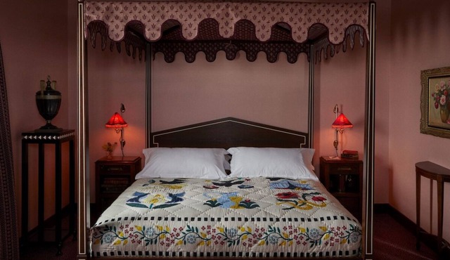 The King at Ulysses Hotel: Canopy Beds & Vintage Finds in Mount Vernon