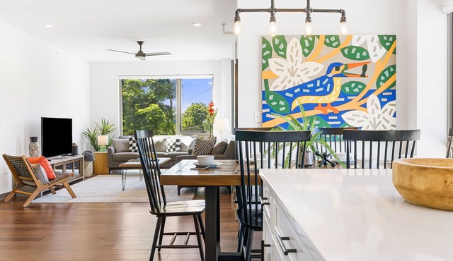 The Kingfisher - Fantastic 2-bedroom condo with mural, elevator, and WFH setup