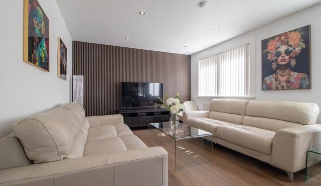 The Kings Height: Close to Glasgow & Edinburgh