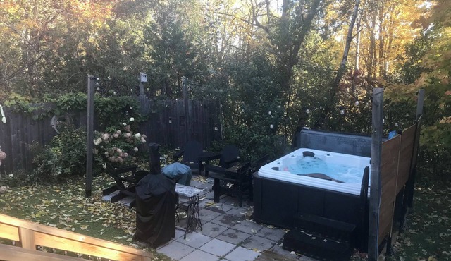 The King’s Hideaway, hot tub/pizza oven/walking trail/pet friendly/ski Crabbe.