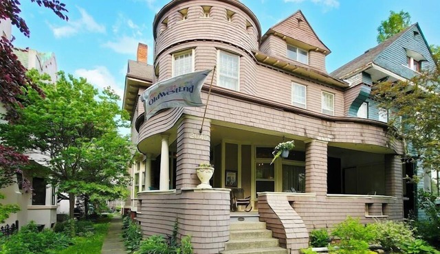 The Kings Throne Inn and Guest House