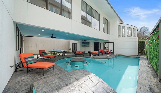 The Kirby Retreat. Heated Pool, King Suites And Games. Secluded, Central Setting