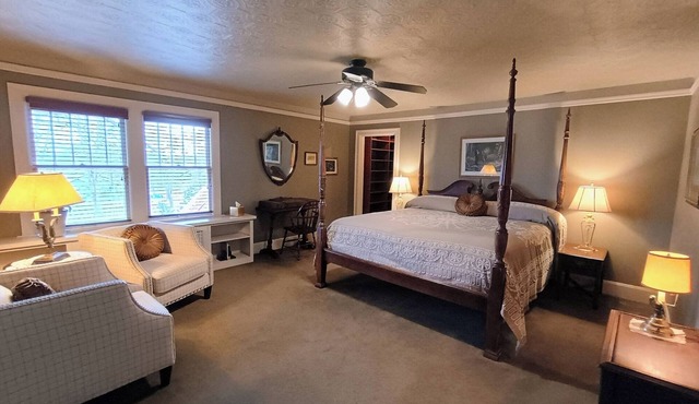 The Klamath Inn: Flexible Bed & Breakfast Retreat for Families and Groups
