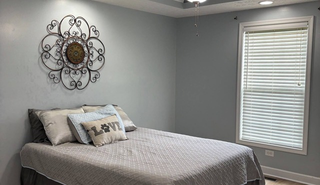 The Knoll - 3bedroom, entire house, just minutes from VT and outdoor adventures!