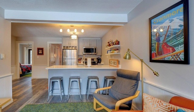 The Knotty Chipmunk - Cozy Condo - Sleeps 6