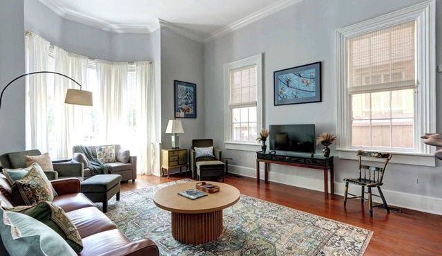 The Koi Retreat, Victorian | Huge Porch | Parking