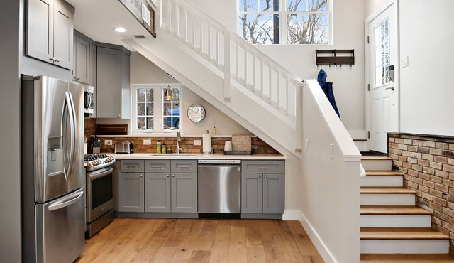 The Kroll House Loft - Location, Comfort, and Fun!