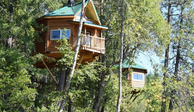 The Kush Kabin! Deluxe treehouse on legal cannabis farm.