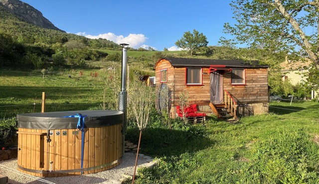 The La Croix roulott on the heights of Sisteron