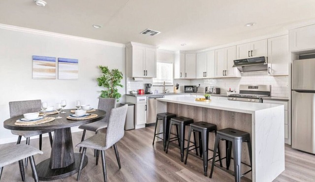 The LA Marvel: 2-Bedroom Enchantment - Lightning-Fast Internet, Central AC, and LA's Wonders Within Reach.