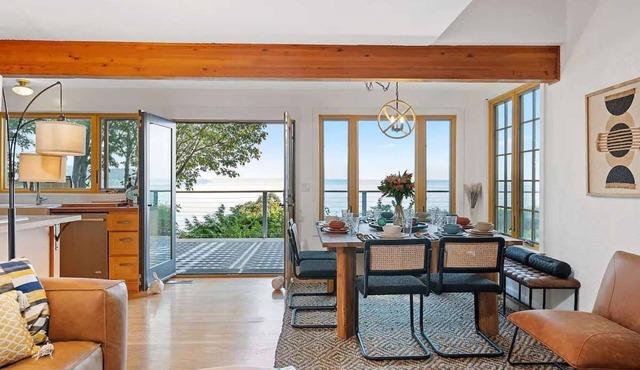 The Ladder House on the Sound w Beach/Hot Tub