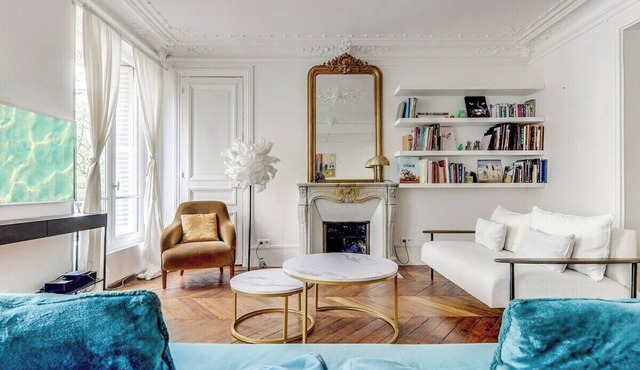 The Lady in Red - Romantic & Silky - Notre Dame