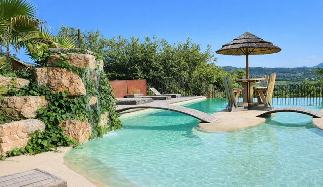 The lagoon house with a view of Mont Ventoux