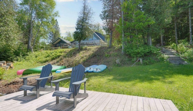 The Lake Escape - Waterfront, Hot tub, Sleeps 14!