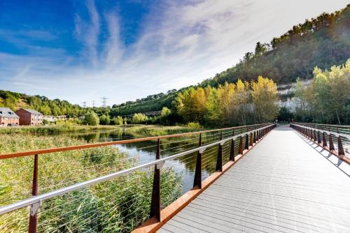 THE LAKE - A stunning 2 bedroom house, only 17mins to Central London!