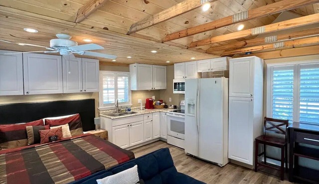 The Lake Alfred Citrus Wood Guest Cabinnn