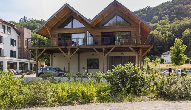 THE LAKE CHALET - SPOUSE