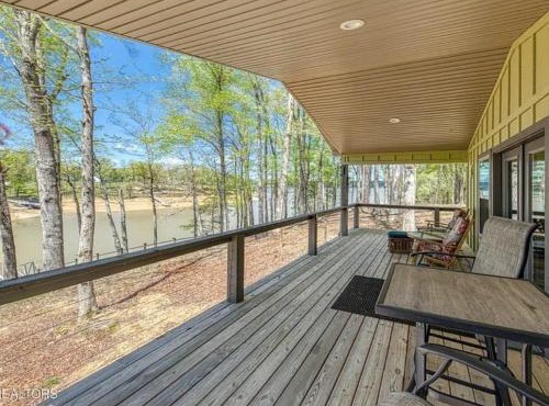 The Lake Cottage on the Peninsula