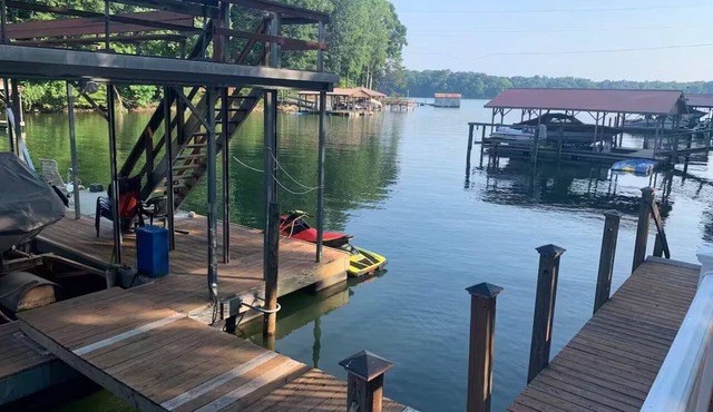 "THE LAKE ESCAPE" Fantastic 6/BR/4BA Right on the water!