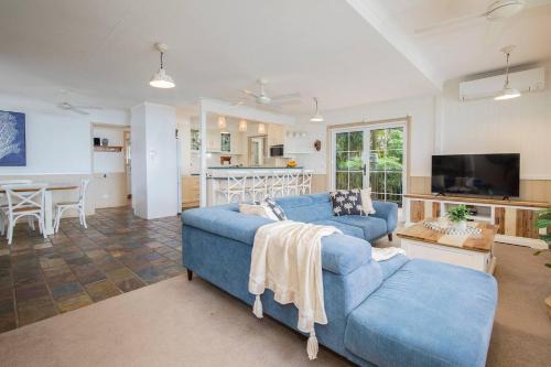 The Lake Haus - Spacious Waterfront Escape with Pool