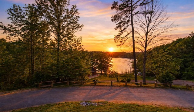 The Lake Hickory Retreat- Waterfront Pet Friendly Home Away From Home!