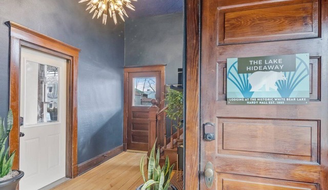 The Lake Hideaway, 2 bdrm in heart of downtown WBL