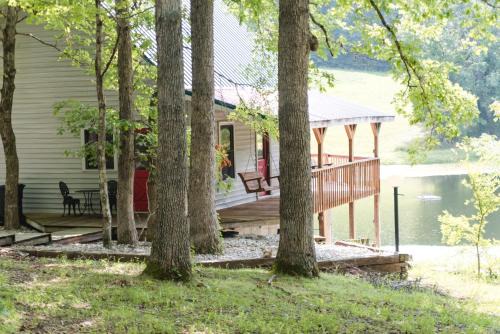 The Lake House at Garrison Farmstead near Columbia KY
