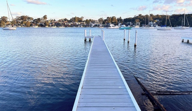 The Lake House at Lake Macquarie - Waterfront 5 Bedroom Luxury Home With Jetty