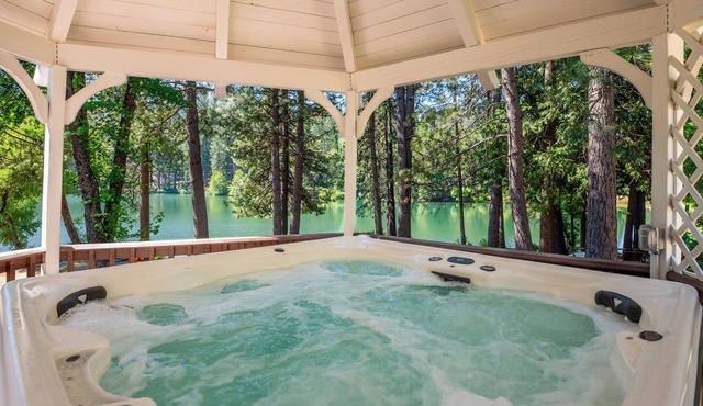 The Lake House - Beachfront w/Heat & Hot tub available!