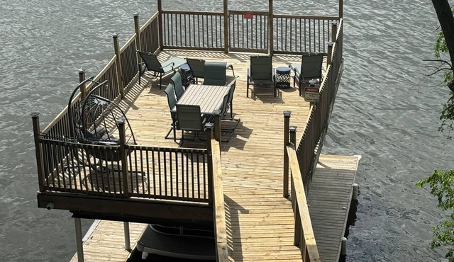 The Lake House Everyone Wants w/two decks, great amenities & optional Pontoon!