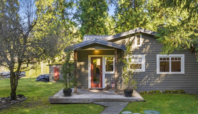 The Lake House - hot tub, waterfront