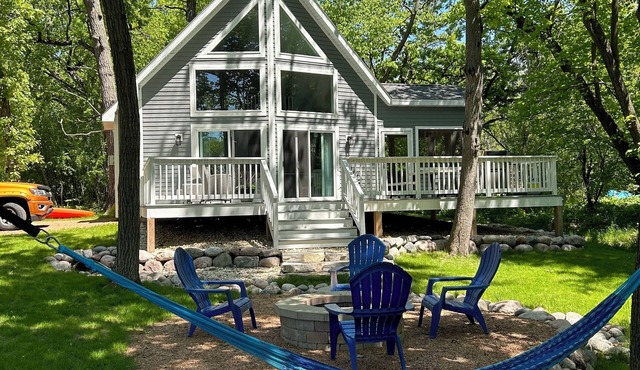 The Lake House, just steps to the lake!