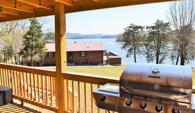 The Lake House Lake front/Private Dock/Sleeps 12