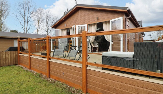 THE LAKE HOUSE, pet friendly, character holiday cottage in Barkston