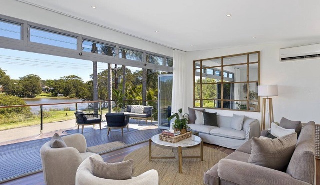 The Lake House - Serene Lakeside Setting